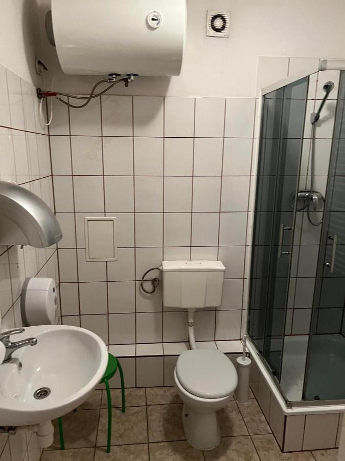 50 People Bis Apartment Cracóvia Exterior foto