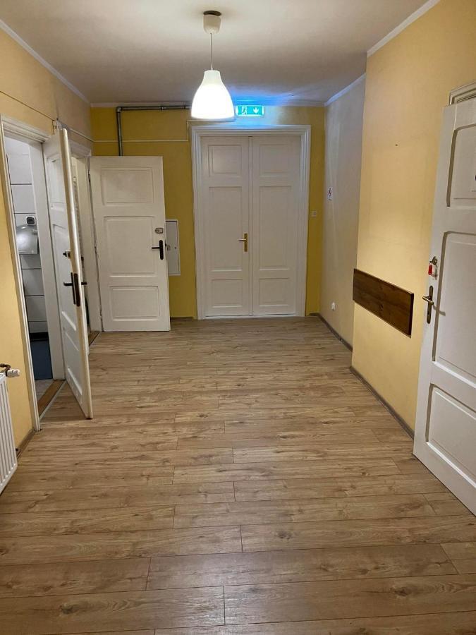 50 People Bis Apartment Cracóvia Exterior foto